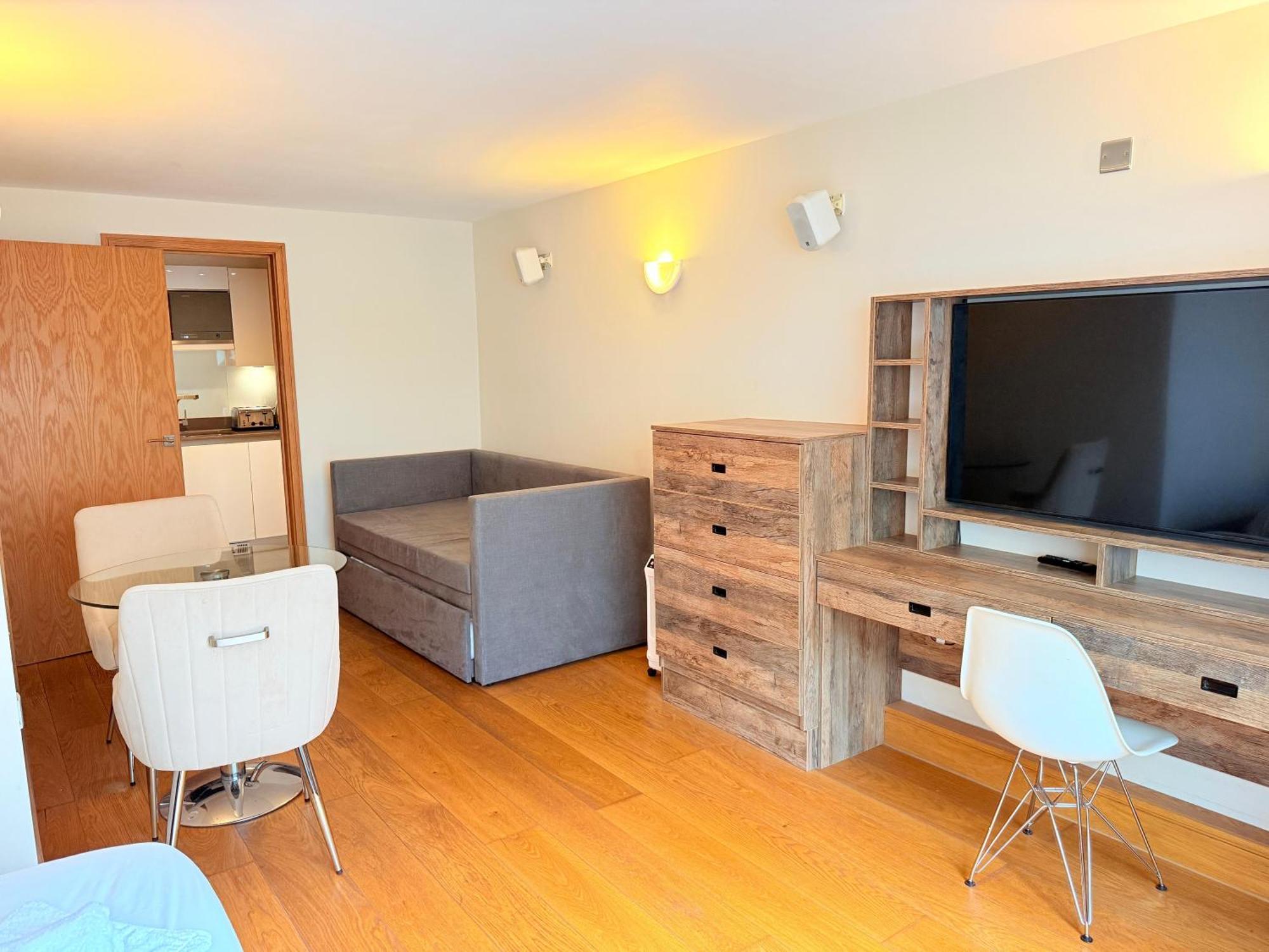 Westwood House Apartment *